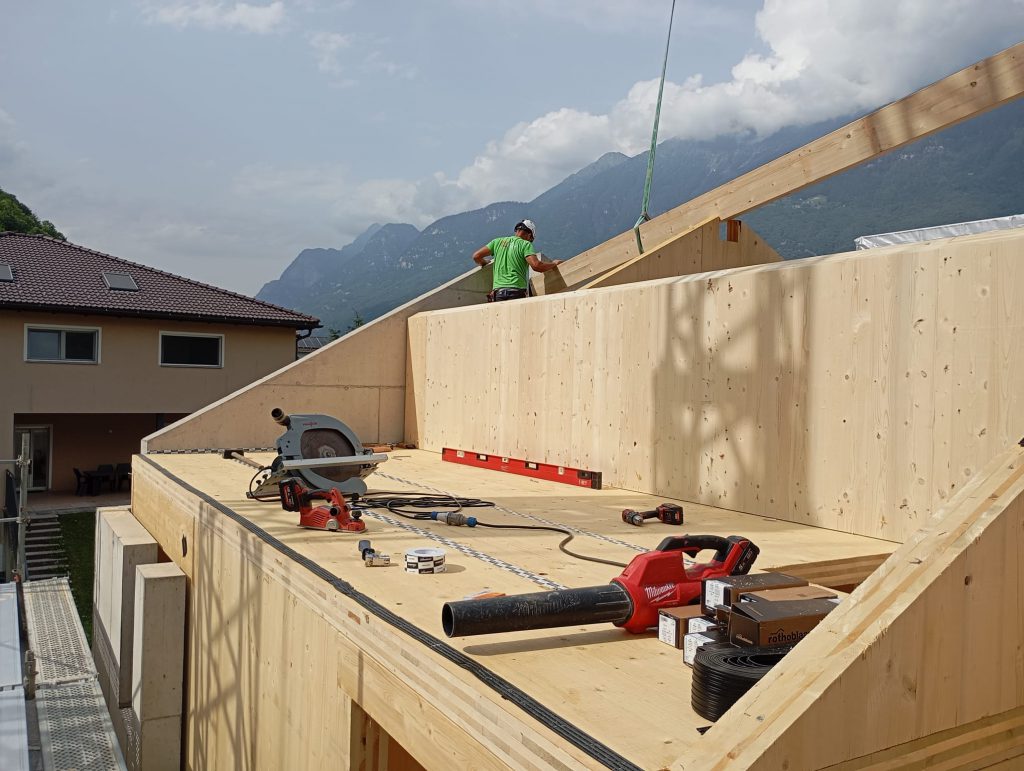 Edificio in Canton Ticino in Xlam di 2 piani - Montaggio di edifici e strutture in legno